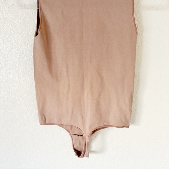 NEW Skims ESSENTIAL CREW NECK SLEEVELESS BODYSUIT size small medium - Picture 11 of 11